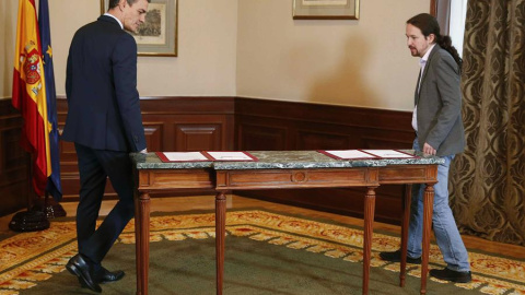 El presidente del Gobierno español en funciones, el socialista Pedro Sánchez,iz., y el líder de Podemos, Pablo Iglesias, se dirigen a firmar un acuerdo para la formación de un Ejecutivo en España tras las elecciones del pasado domingo hoy en el Congr El presidente del Gobierno español en funciones, el socialista Pedro Sánchez,iz., y el líder de Podemos, Pablo Iglesias, se dirigen a firmar un acuerdo para la formación de un Ejecutivo en España tras las elecciones del pasado domingo hoy en el Congr