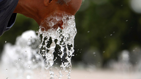 Un hombre se refresca en una de las fuentes de la ciudad de Córdoba para aliviar las altas temperaturas. Un hombre se refresca en una de las fuentes de la ciudad de Córdoba para aliviar las altas temperaturas.