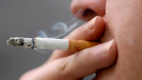 Una persona fumando un cigarrillo. EFE Una persona fumando un cigarrillo. EFE