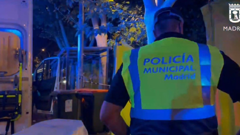 Efectivos de emergencias atienden a un varón de 42 años con un traumatismo craneoencefálico. Efectivos de emergencias atienden a un varón de 42 años con un traumatismo craneoencefálico.