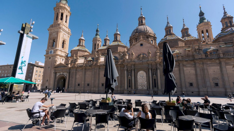 Varias personas en una terraza de la plaza de El Pilar de Zaragoza el pasado 14 de julio de 2021. Varias personas en una terraza de la plaza de El Pilar de Zaragoza el pasado 14 de julio de 2021.