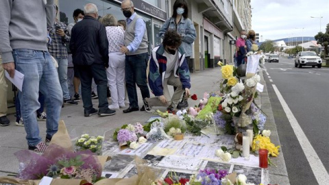 Un joven posa una rosa en el altar colocado en la acera donde fue golpeado Samuel. Un joven posa una rosa en el altar colocado en la acera donde fue golpeado Samuel.