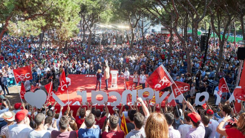 Milers de persones han acudit a la Pineda de Gavà, a la Festa de la Rosa del PSC. EFE / ALEJANDRO GARCÍA Milers de persones han acudit a la Pineda de Gavà, a la Festa de la Rosa del PSC. EFE / ALEJANDRO GARCÍA