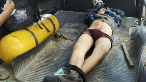 Vista del cadáver de un manifestante asesinado durante enfrentamientos entre la policía antidisturbios boliviana y partidarios del ex presidente boliviano Evo Morales durante una protesta contra el gobierno interino, en Sacaba, provincia de Chapare, dep