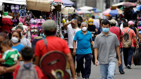 Varios transeúntes caminan por un mercado en San Salvador. Varios transeúntes caminan por un mercado en San Salvador.