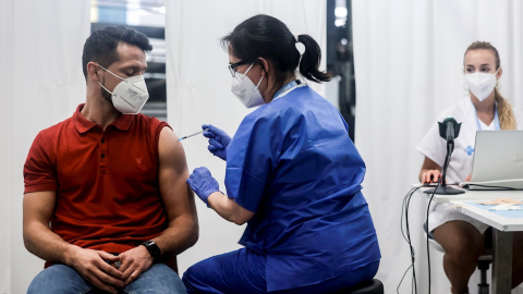 Un joven vacunándose en el centro de vacunación masivo de la Fira de Barcelona el 19 de julio de 2021. Un joven vacunándose en el centro de vacunación masivo de la Fira de Barcelona el 19 de julio de 2021.