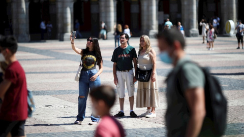 Varias personas pasean con y sin mascarilla, en la Plaza Mayor de Madrid. - EFE Varias personas pasean con y sin mascarilla, en la Plaza Mayor de Madrid. - EFE