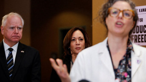 Foto de archivo de la vicepresidenta de EEUU y candidata a la presidencia por el Partido Demócrata, Kamala Harris, con el gobernador de Minnesota, Tim Walz, durante una visita el marzo pasado a una clínica abortista en la localidad de St. Paul (Minnesot Foto de archivo de la vicepresidenta de EEUU y candidata a la presidencia por el Partido Demócrata, Kamala Harris, con el gobernador de Minnesota, Tim Walz, durante una visita el marzo pasado a una clínica abortista en la localidad de St. Paul (Minnesot