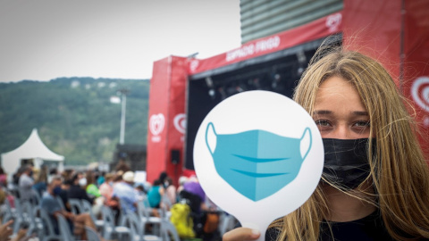Una trabajadora del Festival de Jazz de San Sebastián, que abre este miércoles su 56 edición, recuerda a los asistentes las precauciones necesarias a causa de la covid. Una trabajadora del Festival de Jazz de San Sebastián, que abre este miércoles su 56 edición, recuerda a los asistentes las precauciones necesarias a causa de la covid.