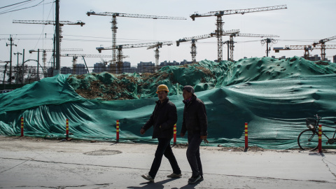 Dos trabajadores migrantes caminan cerca de una obra en Pekín. EFE/EPA/WU HONG Dos trabajadores migrantes caminan cerca de una obra en Pekín. EFE/EPA/WU HONG