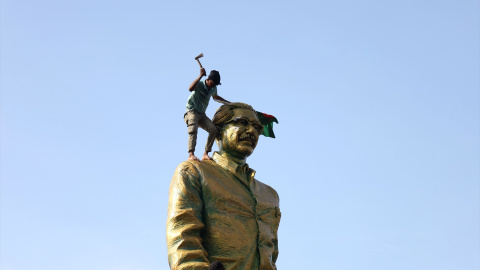 Un hombre trata de romper la estatua del padre de Sheikh Hasina, Sheikh Mujiban Rahman, durante las protestas de este miércoles en Bangladesh. Un hombre trata de romper la estatua del padre de Sheikh Hasina, Sheikh Mujiban Rahman, durante las protestas de este miércoles en Bangladesh.