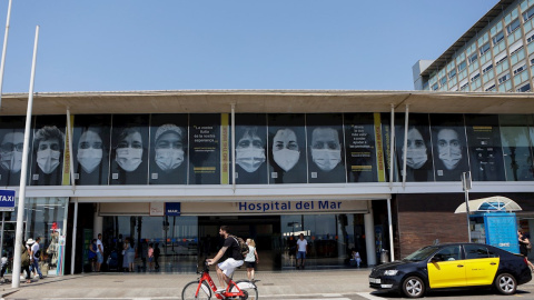 El Hospital del Mar de Barcelona es uno de los seis hospitales de la ciudad que participan en el proyecto Behind the Mask, que consiste en cubrir sus fachadas con enormes fotografías de sanitarios para homenajear al colectivo.