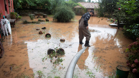 23/10/2019.- Un hombre saca agua de su vivienda en la localidad de Carrejo, en Cantabria, comunidad donde se ha desplazado el temporal. EFE/Pedro Puente Hoyos