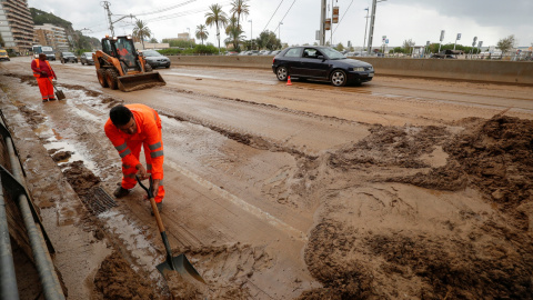 23/10/2019.- Los trabajadores eliminan el lodo de la carretera N-II después de las inundaciones causadas por lluvias torrenciales en Arenys de Mar, al norte de Barcelona. REUTERS / Albert Gea