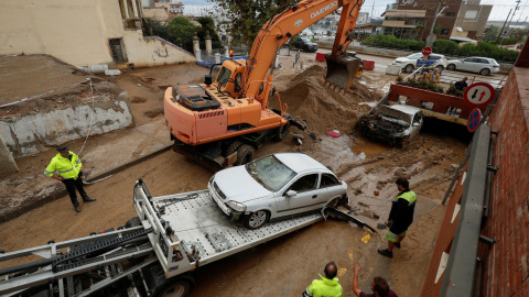 23/10/2019.- Una grúa recoge un automóvil dañado después de las inundaciones causadas por lluvias torrenciales en Arenys de Mar, al noreste de Barcelona. REUTERS / Albert Gea