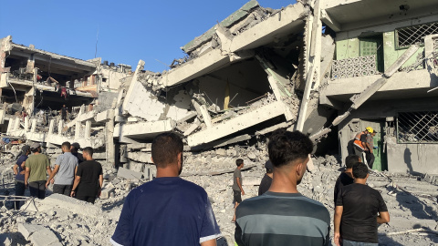 Palestinos observan los escombros causados de un ataque israelí, a 3 de agosto de 2024, en Gaza. Palestinos observan los escombros causados de un ataque israelí, a 3 de agosto de 2024, en Gaza.