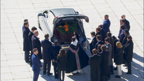 El fÃ©retro de Franco sale de la BasÃ­lica del Valle a hombros de varios familiares
