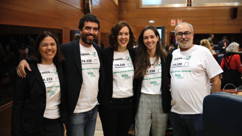 Diputados de Más Madrid recuerdan con camisetas a los desaparecidos del franquismo. / MÁS MADRID