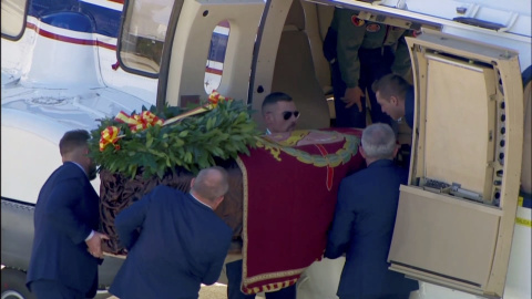 Problemas para introducir el féretro de Franco en el helicóptero
