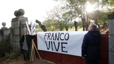 24/10/2019.- Varias personas despliegan una pancarta a favor del dictador a la entrada del Valle de los Caídos de donde serán exhumados los restos de Francisco Franco. / EFE