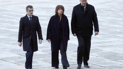 El secretario general de la presidencia del Gobierno, Felix Bolaños (i), la ministra en funciones de Justicia, Dolores Delgado (c) y el subsecretario del Ministerio de presidencia, Antonio Hidalgo López (d) a su llegada al Valle de los Caídos donde los