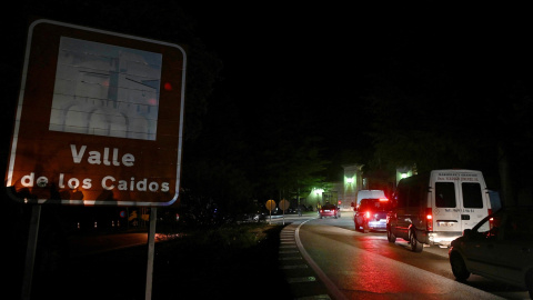 24/10/2019.- Vista de varias furgonetas funerarias en la entrada del Valle de los Caídos de donde serán exhumados los restos de Franco. / EFE - FERNANDO VILLAR