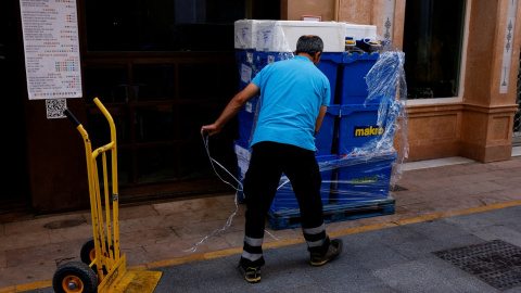 Un repartidor deja material a la puerta de un restaurante en Ronda (Málaga). REUTERS/Jon Nazca Un repartidor deja material a la puerta de un restaurante en Ronda (Málaga). REUTERS/Jon Nazca