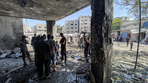 08/08/2024 Palestinos inspeccionan los destrozos tras un ataque israelí contra la escuela de Al-Zahraa, en el este de la ciudad de Gaza, a 8 de agosto de 2024. 08/08/2024 Palestinos inspeccionan los destrozos tras un ataque israelí contra la escuela de Al-Zahraa, en el este de la ciudad de Gaza, a 8 de agosto de 2024.