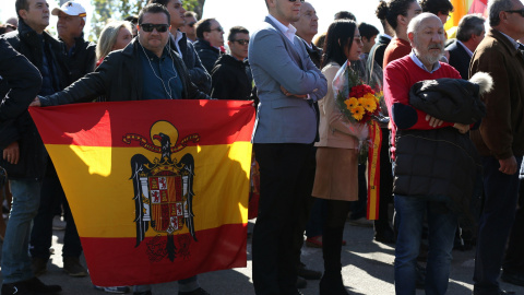 24/10/2019.- Concentración llevada a cabo a las puertas del cementerio de El Pardo-Mingorrubio donde ha sido reinhumado el dictador Francisco Franco. EFE/Javier Lizón