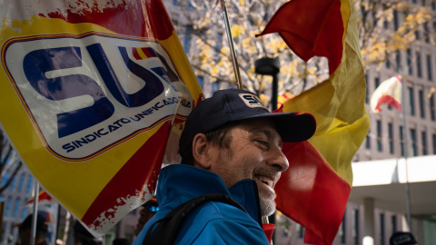 Un manifestante durante una concentración de sindicatos de Policía Nacional y Guardia Civil contra la amnistía, en Barcelona. E.P./David Zorrakino Un manifestante durante una concentración de sindicatos de Policía Nacional y Guardia Civil contra la amnistía, en Barcelona. E.P./David Zorrakino