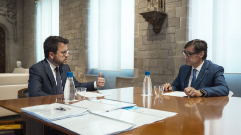 El presidente de la Generalitat saliente, Pere Aragonès, con el nuevo jefe del Govern catalán, Salvador Illa, en el Palau de la Generalitat para hacer el traspaso institucional de carpetas. EFE/ Arnau Carbonell/ Generalitat de Cataluña El presidente de la Generalitat saliente, Pere Aragonès, con el nuevo jefe del Govern catalán, Salvador Illa, en el Palau de la Generalitat para hacer el traspaso institucional de carpetas. EFE/ Arnau Carbonell/ Generalitat de Cataluña
