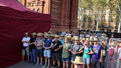 Simpatizantes del expresident Carles Puigdemont forman un muro humano, entrelazando sus brazos, junto a las carpas dispuestas junto al escenario en el que el dirigente independentista realizó una breve intervención en su reaparición en Barcelona tras Simpatizantes del expresident Carles Puigdemont forman un muro humano, entrelazando sus brazos, junto a las carpas dispuestas junto al escenario en el que el dirigente independentista realizó una breve intervención en su reaparición en Barcelona tras