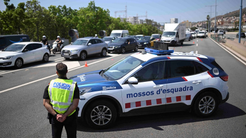 Un agente de los Mossos de Escuadra junto a un vehículo policial, en uno de los controles de carreteras establecidos en Barelona para localizar al expresidente Carles Puigdemont, tras su desparición después de una breve intervención en su reaparición Un agente de los Mossos de Escuadra junto a un vehículo policial, en uno de los controles de carreteras establecidos en Barelona para localizar al expresidente Carles Puigdemont, tras su desparición después de una breve intervención en su reaparición