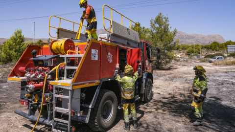 11 de agosto de 2024. Bomberos del consorcio provincial de Alicante en la zona afectada por el incendio declarado ayer en Benidorm, 11 de agosto de 2024. 11 de agosto de 2024. Bomberos del consorcio provincial de Alicante en la zona afectada por el incendio declarado ayer en Benidorm, 11 de agosto de 2024.