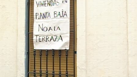 Vecinos protestan por ruido de fumadores en terraza Vecinos protestan por ruido de fumadores en terraza