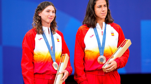 12/08/2024 Las tenistas de dobles Cristina Bucsa y Sara Sorribes durante la entrega de medallas en los Juegos Olímpicos de París 2024. Foto de archivo. 12/08/2024 Las tenistas de dobles Cristina Bucsa y Sara Sorribes durante la entrega de medallas en los Juegos Olímpicos de París 2024. Foto de archivo.