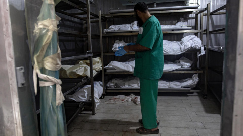 Un médico idenifica a los asesinados en los últimos ataques del Ejército israelí en Gaza, a 12 de agosto. Un médico idenifica a los asesinados en los últimos ataques del Ejército israelí en Gaza, a 12 de agosto.