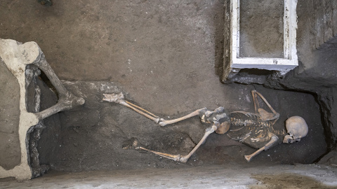 El cuerpo de una persona, víctima de la erupción del volcán, encontrado en el área arqueológica de Pompeya, al sur de Italia. El cuerpo de una persona, víctima de la erupción del volcán, encontrado en el área arqueológica de Pompeya, al sur de Italia.