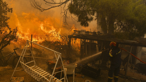 Un bombero combate el fuego en una vivienda al norte de Atenas Un bombero combate el fuego en una vivienda al norte de Atenas