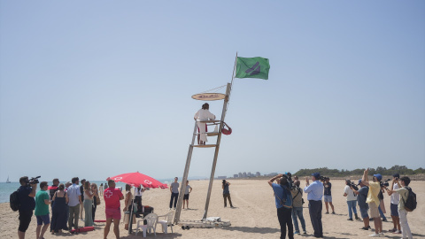 La alcaldesa de Valencia, María José Catalá, pone la bandera verde durante una visita a las playas de El Saler, a 19 de julio de 2024, en Valencia, Comunidad Valenciana (España). La alcaldesa de Valencia, María José Catalá, pone la bandera verde durante una visita a las playas de El Saler, a 19 de julio de 2024, en Valencia, Comunidad Valenciana (España).