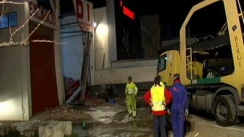 Un camión se empotra contra una nave industrial en Vilamalla (Girona) Un camión se empotra contra una nave industrial en Vilamalla (Girona)