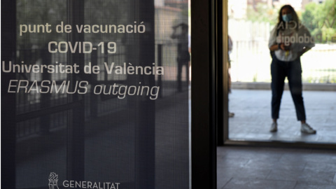 Una joven que asistirá al próximo Erasmus espera en la Facultad de Enfermería de la Universitat de València para ser vacunada. - EUROPA PRESS Una joven que asistirá al próximo Erasmus espera en la Facultad de Enfermería de la Universitat de València para ser vacunada. - EUROPA PRESS
