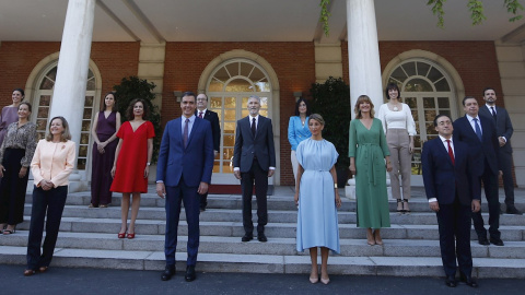 El presidente del Gobierno, Pedro Sanchez (2i, delante), preside la tradicional foto de familia de la nueva composición del Ejecutivo en las escalinatas del Palacio de la Moncloa. El presidente del Gobierno, Pedro Sanchez (2i, delante), preside la tradicional foto de familia de la nueva composición del Ejecutivo en las escalinatas del Palacio de la Moncloa.