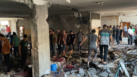 Palestinos inspeccionan los daños tras un ataque israelí que mató al menos a 100 personas en una escuela que albergaba desplazados en la ciudad de Gaza. Palestinos inspeccionan los daños tras un ataque israelí que mató al menos a 100 personas en una escuela que albergaba desplazados en la ciudad de Gaza.
