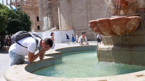 10 de agosto de 2024. Un joven refrescándose en una fuente por las altas temperaturas de la cuarta ola de calor, a 10 de agosto de 2024. 10 de agosto de 2024. Un joven refrescándose en una fuente por las altas temperaturas de la cuarta ola de calor, a 10 de agosto de 2024.
