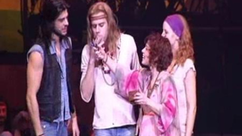 Continúan fumando en el musical "Hair" Continúan fumando en el musical "Hair"