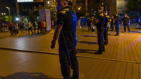 Agentes de la Guardia Urbana forman una línea tras desalojar la playa de la Barceloneta el 16 de julio de 2021.