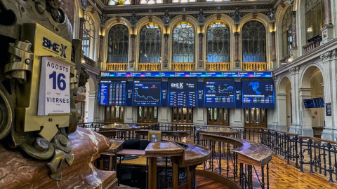 Varios paneles y monitores de la Bolsa de Madrid muestran la evolución del mercado bursátil español. EFE/ Ana Bornay Varios paneles y monitores de la Bolsa de Madrid muestran la evolución del mercado bursátil español. EFE/ Ana Bornay