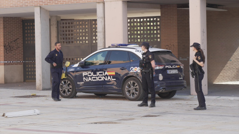 Varios agentes de la Policía en el lugar donde tuvo lugar el asesinato de una mujer en Valladolid, a 12 de agosto de 2024. Varios agentes de la Policía en el lugar donde tuvo lugar el asesinato de una mujer en Valladolid, a 12 de agosto de 2024.