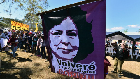 Pancarta con la imagen de Berta Cáceres, defensora de la tierra hondureña asesinada en 2016. Pancarta con la imagen de Berta Cáceres, defensora de la tierra hondureña asesinada en 2016.